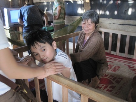 Quà nhân ái đến với 2 em nhỏ bị bại não - 2 Quà nhân ái đến với 2 em nhỏ bị bại não - 2