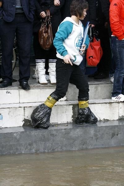 Trung Quốc: Đường phố ngập ủm vì vỡ ống nước - 4