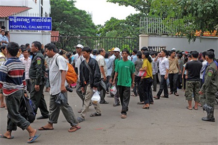 Đổ xô tìm kiếm người nhà mất tích vụ giẫm đạp tại Phnom Penh - 4 Đổ xô tìm kiếm người nhà mất tích vụ giẫm đạp tại Phnom Penh - 4