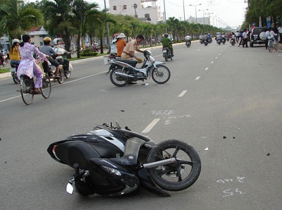 Gây tai nạn vì trốn cảnh sát giao thông  - 1