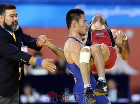 VĐV Trung Quốc bế đối thủ bị thương rời khỏi sàn đấu - 1 VĐV Trung Quốc bế đối thủ bị thương rời khỏi sàn đấu - 1
