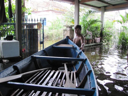 Gần một tháng sau mưa lũ, nhiều nơi vẫn ngập lụt, bị cô lập… - 13 Gần một tháng sau mưa lũ, nhiều nơi vẫn ngập lụt, bị cô lập… - 13