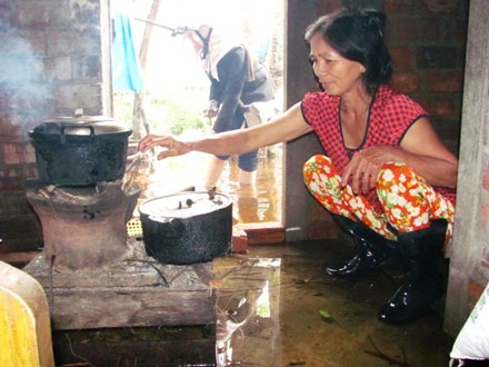 Gần một tháng sau mưa lũ, nhiều nơi vẫn ngập lụt, bị cô lập… - 12 Gần một tháng sau mưa lũ, nhiều nơi vẫn ngập lụt, bị cô lập… - 12