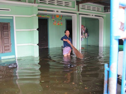 Gần một tháng sau mưa lũ, nhiều nơi vẫn ngập lụt, bị cô lập… - 10 Gần một tháng sau mưa lũ, nhiều nơi vẫn ngập lụt, bị cô lập… - 10