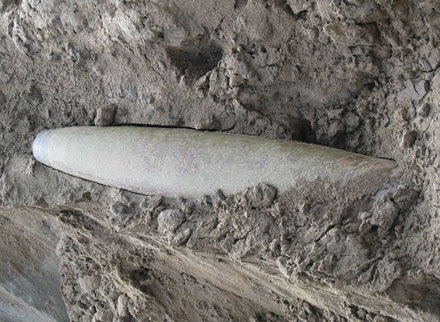 Đã di dời toàn bộ bom và đạn rocket trên sà lan chở cát - 1