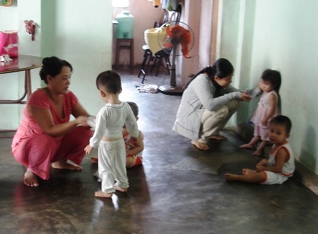 Tạm giữ hình sự bảo mẫu tắm cho bé gái kiểu “bạo hành” - 3