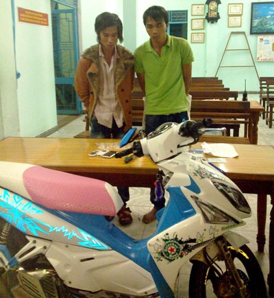 Nạn nhân phát hiện 2 tên cướp nhờ chiếc xe màu trắng - 1 Nạn nhân phát hiện 2 tên cướp nhờ chiếc xe màu trắng - 1
