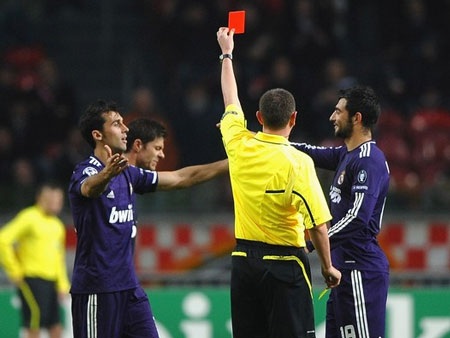 UEFA xem xét lại chiếc thẻ đỏ “ma” của Alonso và Ramos - 1 UEFA xem xét lại chiếc thẻ đỏ “ma” của Alonso và Ramos - 1