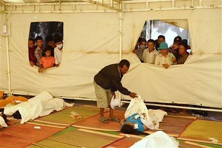 Đổ xô tìm kiếm người nhà mất tích vụ giẫm đạp tại Phnom Penh - 2 Đổ xô tìm kiếm người nhà mất tích vụ giẫm đạp tại Phnom Penh - 2
