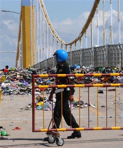 Đổ xô tìm kiếm người nhà mất tích vụ giẫm đạp tại Phnom Penh - 7 Đổ xô tìm kiếm người nhà mất tích vụ giẫm đạp tại Phnom Penh - 7