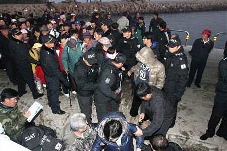 Đảo Hàn Quốc tan hoang sau vụ đấu pháo - 14