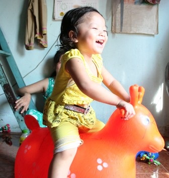 Hình ảnh mới nhất của bé gái 3 tuổi bị tắm kiểu “bạo hành” - 1