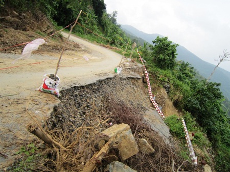 Gần một tháng sau mưa lũ, nhiều nơi vẫn ngập lụt, bị cô lập… - 2