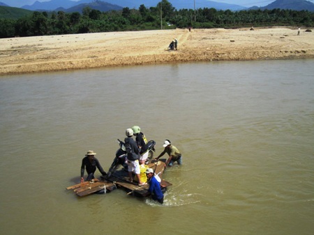 Gần một tháng sau mưa lũ, nhiều nơi vẫn ngập lụt, bị cô lập… - 3