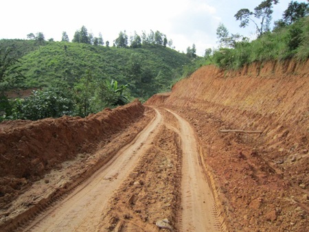 Gần một tháng sau mưa lũ, nhiều nơi vẫn ngập lụt, bị cô lập… - 5