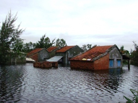 Gần một tháng sau mưa lũ, nhiều nơi vẫn ngập lụt, bị cô lập… - 6 Gần một tháng sau mưa lũ, nhiều nơi vẫn ngập lụt, bị cô lập… - 6