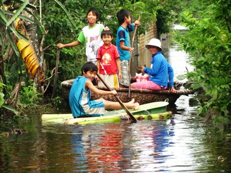 Gần một tháng sau mưa lũ, nhiều nơi vẫn ngập lụt, bị cô lập… - 7 Gần một tháng sau mưa lũ, nhiều nơi vẫn ngập lụt, bị cô lập… - 7