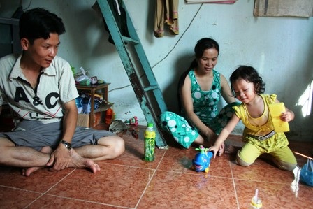 Hình ảnh mới nhất của bé gái 3 tuổi bị tắm kiểu “bạo hành” - 4