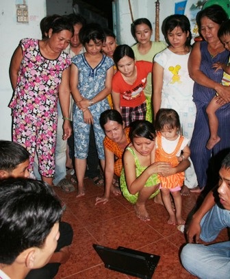 Bé 3 tuổi bị bảo mẫu bạo hành: Công nhân nghèo biết gửi con ở đâu? - 4 Bé 3 tuổi bị bảo mẫu bạo hành: Công nhân nghèo biết gửi con ở đâu? - 4