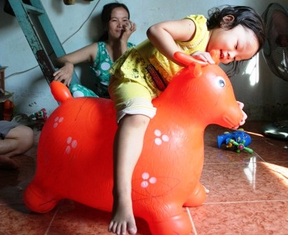 Hình ảnh mới nhất của bé gái 3 tuổi bị tắm kiểu “bạo hành” - 6