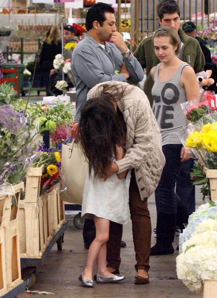 Suri và mẹ Katie Holmes đi mua hoa tươi - 10