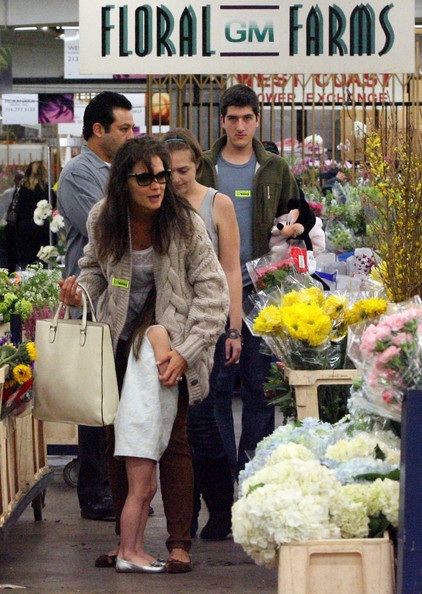 Suri và mẹ Katie Holmes đi mua hoa tươi - 11