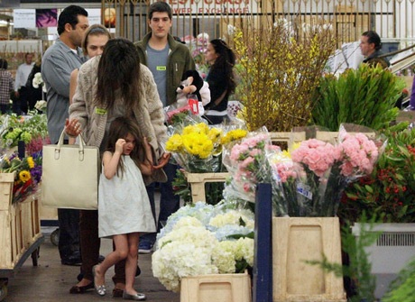 Suri và mẹ Katie Holmes đi mua hoa tươi - 12