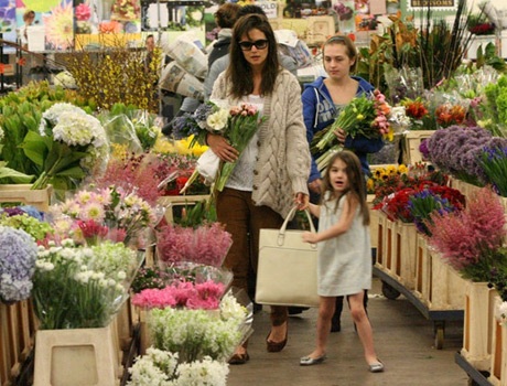 Suri và mẹ Katie Holmes đi mua hoa tươi - 1