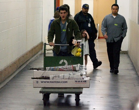 Suri và mẹ Katie Holmes đi mua hoa tươi - 13