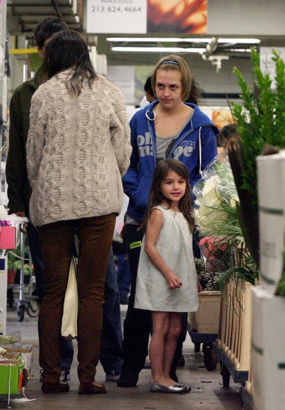 Suri và mẹ Katie Holmes đi mua hoa tươi - 2