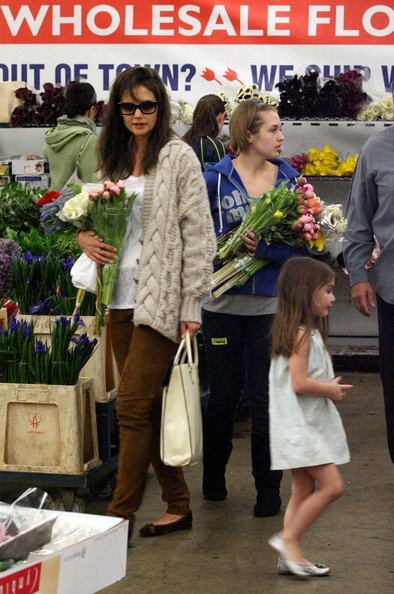 Suri và mẹ Katie Holmes đi mua hoa tươi - 4