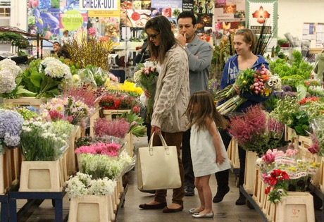 Suri và mẹ Katie Holmes đi mua hoa tươi - 5