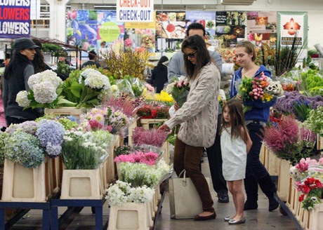 Suri và mẹ Katie Holmes đi mua hoa tươi - 6