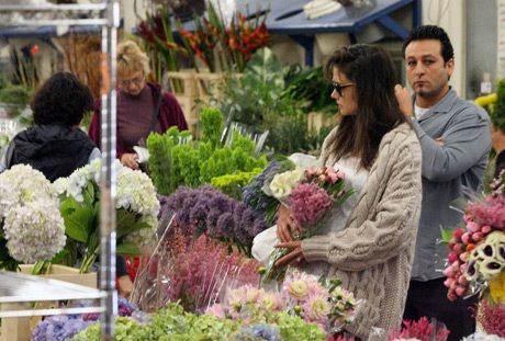 Suri và mẹ Katie Holmes đi mua hoa tươi - 7