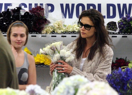 Suri và mẹ Katie Holmes đi mua hoa tươi - 9