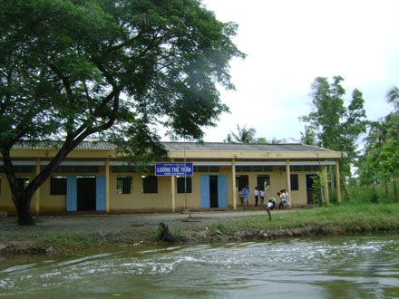 Thầy giáo sai học sinh... cầm roi đánh bạn - 1 Thầy giáo sai học sinh... cầm roi đánh bạn - 1