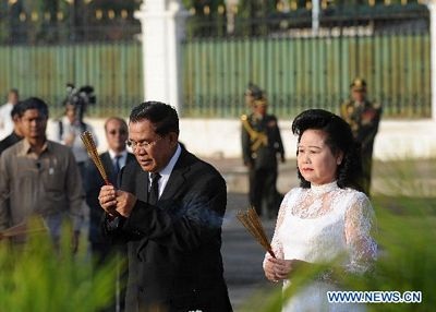 Thủ tướng Campuchia khóc trong lễ quốc tang  - 3