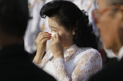 Thủ tướng Campuchia khóc trong lễ quốc tang  - 9