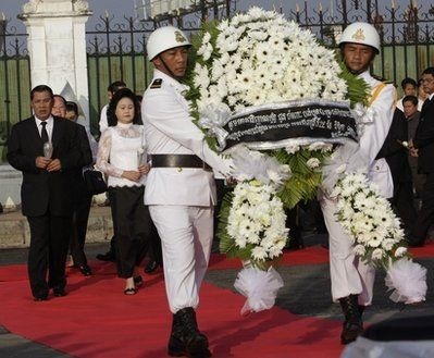 Thủ tướng Campuchia khóc trong lễ quốc tang  - 2