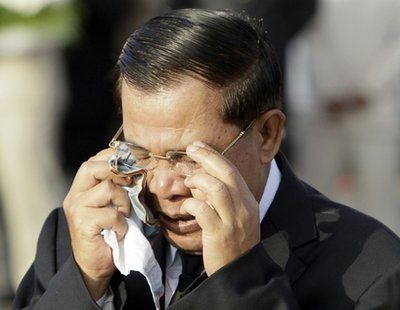 Thủ tướng Campuchia khóc trong lễ quốc tang  - 10