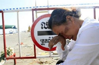 Thủ tướng Campuchia khóc trong lễ quốc tang  - 17