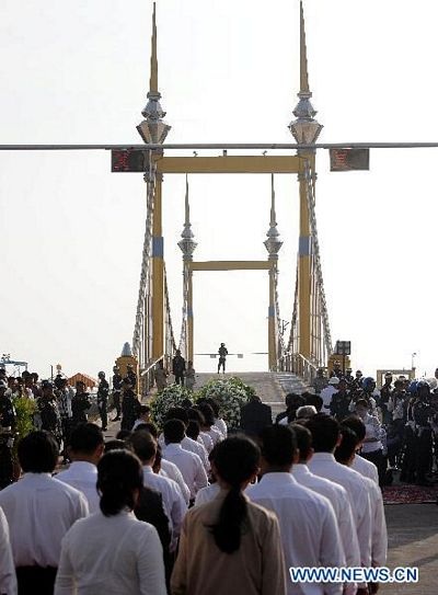 Thủ tướng Campuchia khóc trong lễ quốc tang  - 1