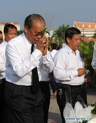 Thủ tướng Campuchia khóc trong lễ quốc tang  - 13