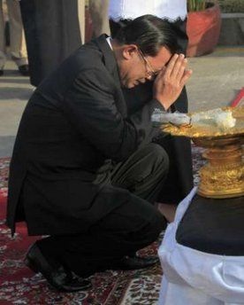 Thủ tướng Campuchia khóc trong lễ quốc tang  - 11