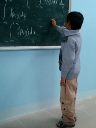 Khát vọng học tập của chàng sinh viên cao 1m, nặng 18 kg - 4 Khát vọng học tập của chàng sinh viên cao 1m, nặng 18 kg - 4