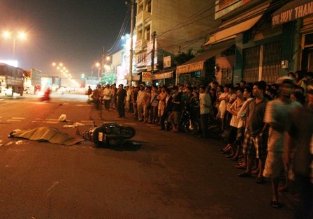 Bị xe tải cán một người chết thảm - 1 Bị xe tải cán một người chết thảm - 1