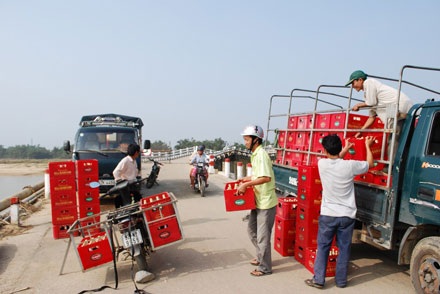 Hàng ngàn người dân vô tư đi trên cây cầu sắp sập - 3 Hàng ngàn người dân vô tư đi trên cây cầu sắp sập - 3