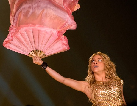 Shakira múa quạt tại Barcelona - 14