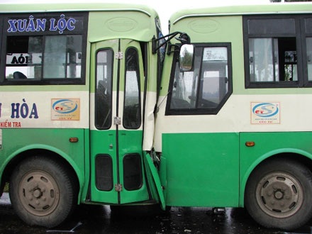 Xe buýt húc nhau, gần 100 hành khách may mắn thoát chết - 1 Xe buýt húc nhau, gần 100 hành khách may mắn thoát chết - 1