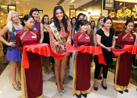 Khai trương gian trưng bày đồ lưu niệm của người đẹp Hoa hậu Trái đất - 1 Khai trương gian trưng bày đồ lưu niệm của người đẹp Hoa hậu Trái đất - 1